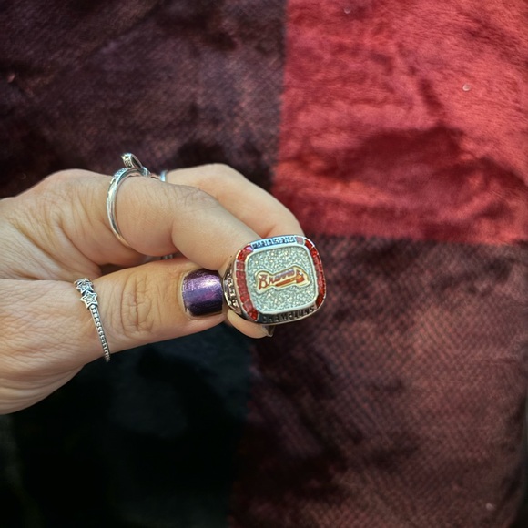 Atlanta Braves MLB Championship Ring - Picture 1 of 3